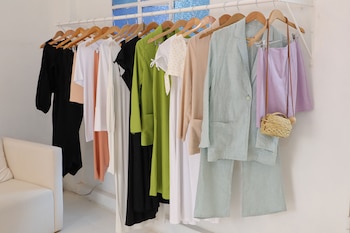 Un perchero con piezas de