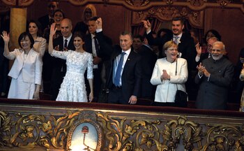 Mauricio Macri, flanqueado por Juliana