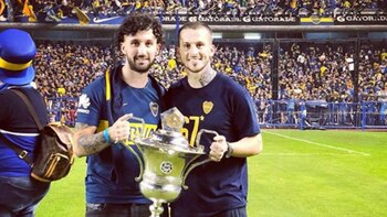 Darío Benedetto junto a su