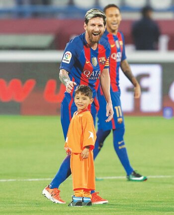 Murtaza recibió camisetas y balones