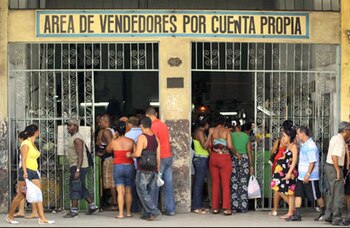 Cubanos se agolpan frente a
