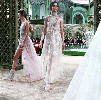 Flores y una fuente fueron