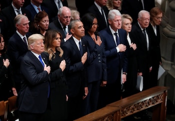 Los últimos cuatro presidentes, junto a las primeras damas, en el funeral de George H. W. Bush (Reuters)