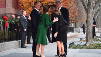 El presidente de EEUU, Donald Trump, y la primera dama, Melania, saludan al exmandatario estadounidense George W. Bush y su esposa, Laura, en Blair House, frente a la Casa Blanca, en Washington, el 4 de diciembre de 2018 (AFP – Nicholas Kamm)