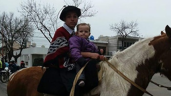 Jonás y Josefina a caballo.