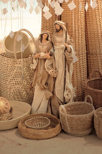 Pesebre con María y José vestidos