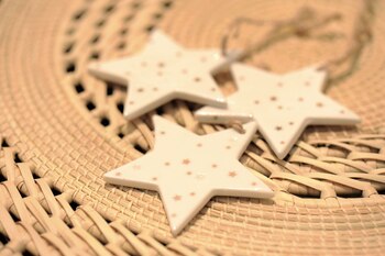 Colgantes de estrella de cerámica ($