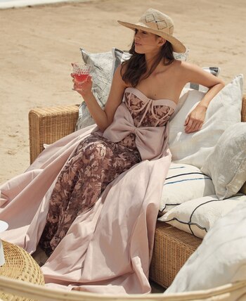 Vestido de lentejuelas con sobrefalda