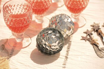 Esferas circulares ($ 115,Falabella).