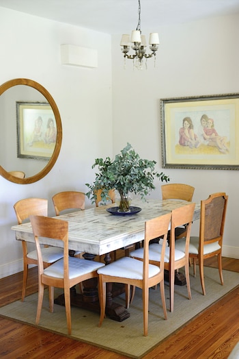 En el comedor, la mesa que era de sus padres, que mandaron a hacer en La Rioja y se actualizó con sillas de diseño más net (Estudio Lan). El espejo fue un encargo especial de ella a su papá.