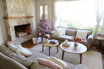 Armado con muebles de diversos orígenes, los sillones franceses se actualizan con las mesitas redondas más contemporáneas.