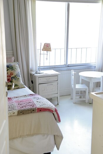 En el cuarto de las chicas, las flores y los tejidos artesanales siguen la línea.