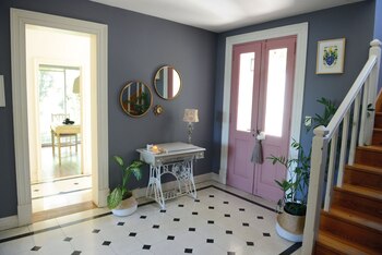 Los colores de paredes y puerta dan carácter al hall de entrada, que es de lo más sencillo.