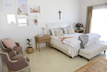 El cuarto principal es amplio y de estilo más bien romántico. La ropa de cama marca el tono (Angelina linen), igual que los sillones Luis XV, mientras que las mesas de luz dan un toque moderno (Q furniture).