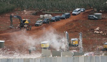 Soldados israelíes trabajan en la