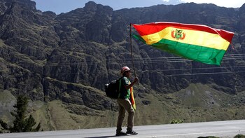 Miles de personas caminan rumbo