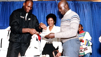Michael Jordan, junto a su