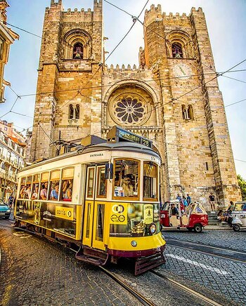 Con sus callesitas de piedras,