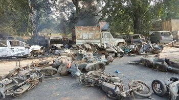 Motos y autos quemados durante