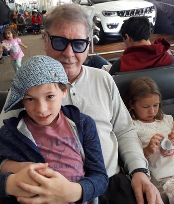 Arturo Puig con sus nietos