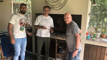 Lucas Pratto junto a Gustavo