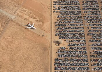 Avión frente al cementerio de autos en Mojave, California