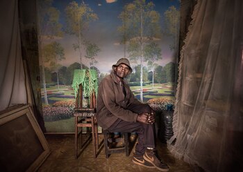 El fotógrafo David Muyochokera en su estudio en Nairobi, Kenya