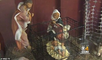La imagen de Jesús se dispuso para hacer reflexionar a las persons (Fotos: Captura WBZ TV)