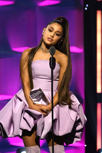 Ariana Grande se emocionó hasta