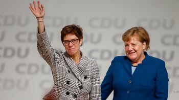 Annegret Kramp-Karrenbauer y Angela Merkel,