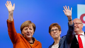 Merkel y Kramp-Karrembauer (AP)