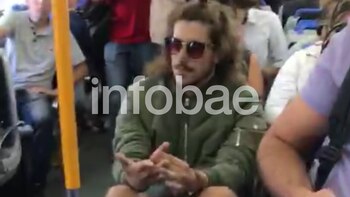 Eguillor se mantuvo sentado, asintió