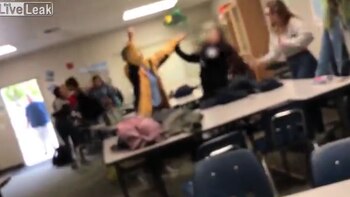 La docente trató de cortarle