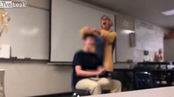 Además cantaba el himno nacional