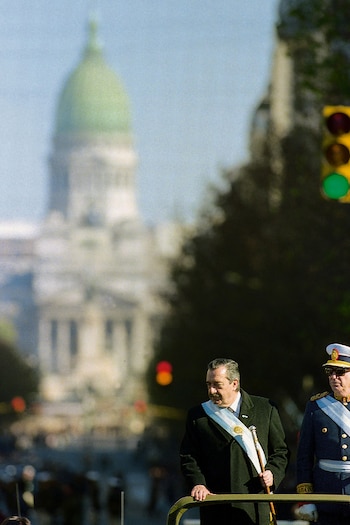 Alfonsín y su esposa viajan