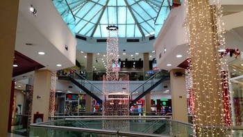 El interior del Shopping Las