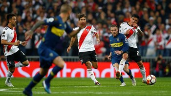 Nahitan Nández y Darío Benedetto,