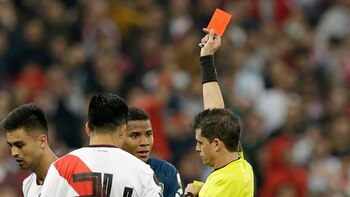 El árbitro Andrés Cunha, de