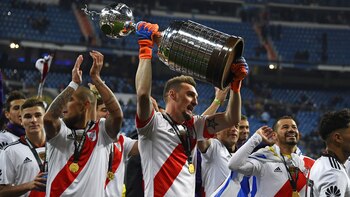 El guardameta, con la Copa Libertadores que le ganó a Boca en Madrid (Foto: Gabriel BOUYS / AFP)