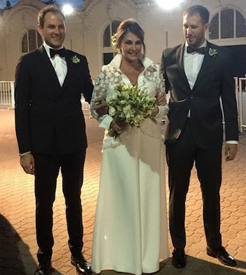 La periodista, junto a sus