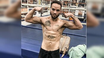 En su debut como boxeador