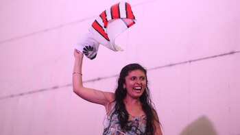 Camiseta al viento de una fanática en el centro de la ciudad