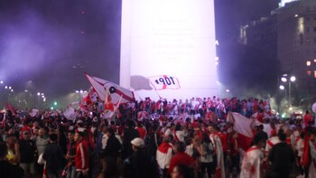 El Obelisco, rodeado por la marea de fanáticos del rey de América