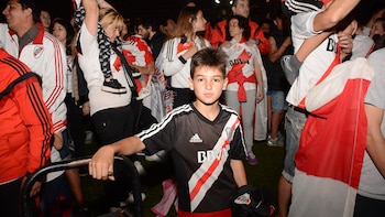 Los niños, disfrutando del título del “Millonario”