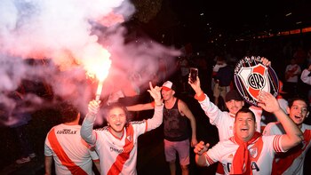 Las bengalas, protagonistas de la celebración (Foto: Franco Fafasuli)