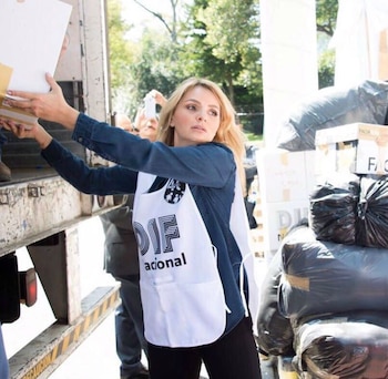 Angélica Rivera cargando despensas para