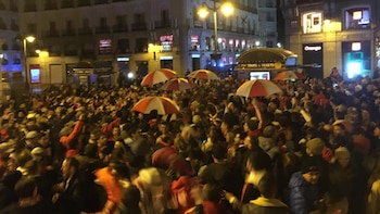 El Obelisco, vestido de rojo y blanco