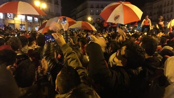 Hinchas de River festejan el