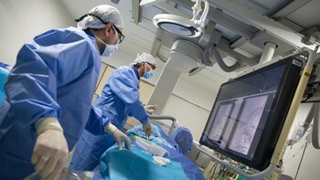 La técnica se llama quimioterapia intra-arterial y consiste en administrar la droga en forma directa a la arteria oftálmica