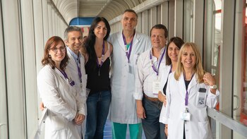 El grupo de médicos que realiza el procedimiento que les mejorará la calidad de vida a los niños con tumor ocular